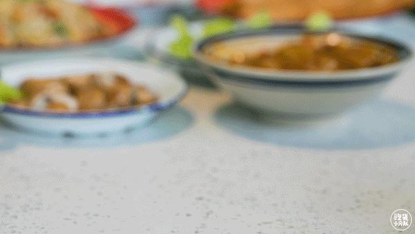 竹架子火锅，有5层高，一筐一筐吃