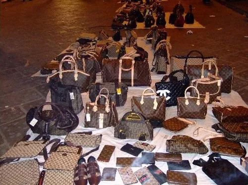 以案说法租赁房屋被卖,朋友圈公然买卖违法吗