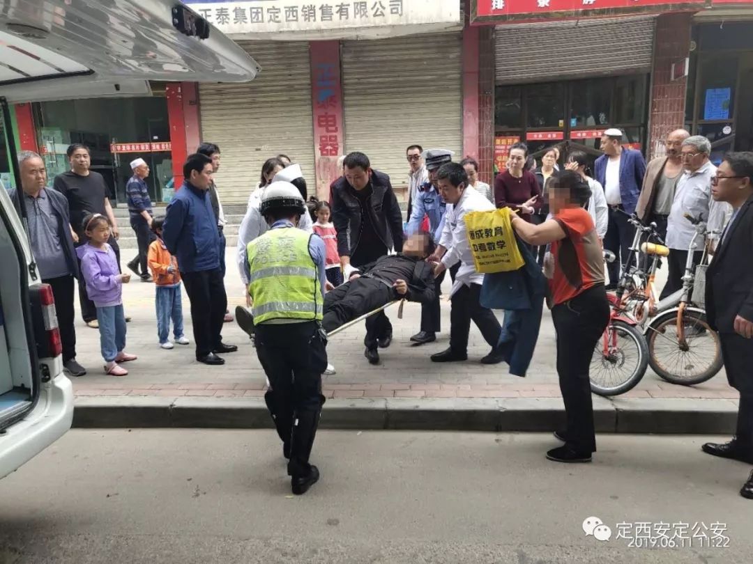 民警为百姓提供暖心服务,暖心警事群众利益无小事