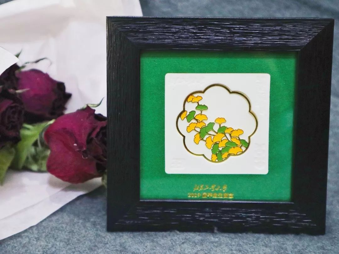 贵州一高校为毕业生定制纪念戒指,最硬核毕业送什么戒指