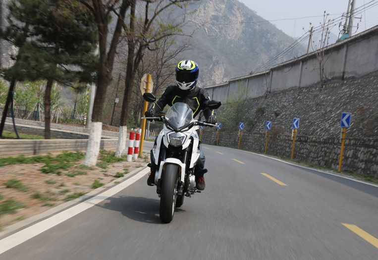 车评：24780元起，表现均衡易上手的双缸街车——KP350