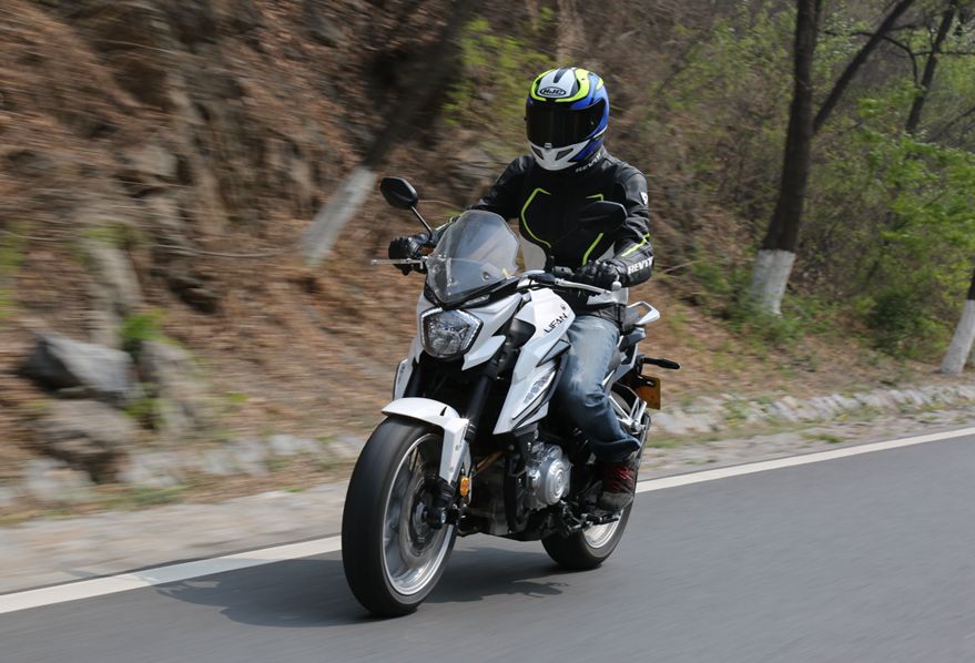 车评：24780元起，表现均衡易上手的双缸街车——KP350