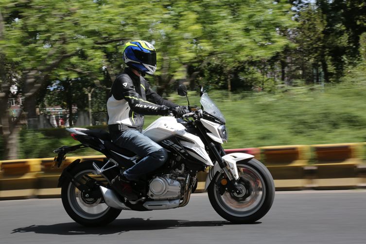 车评：24780元起，表现均衡易上手的双缸街车——KP350