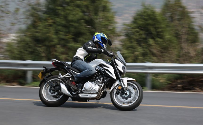 车评：24780元起，表现均衡易上手的双缸街车——KP350