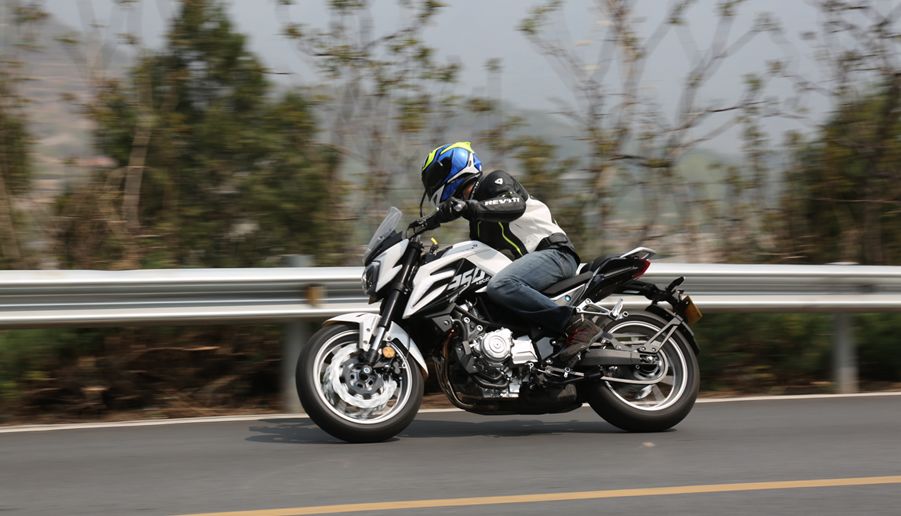 车评：24780元起，表现均衡易上手的双缸街车——KP350