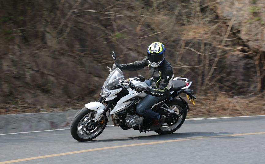 车评：24780元起，表现均衡易上手的双缸街车——KP350