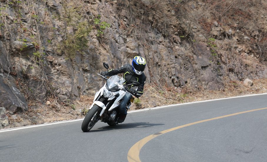 车评：24780元起，表现均衡易上手的双缸街车——KP350