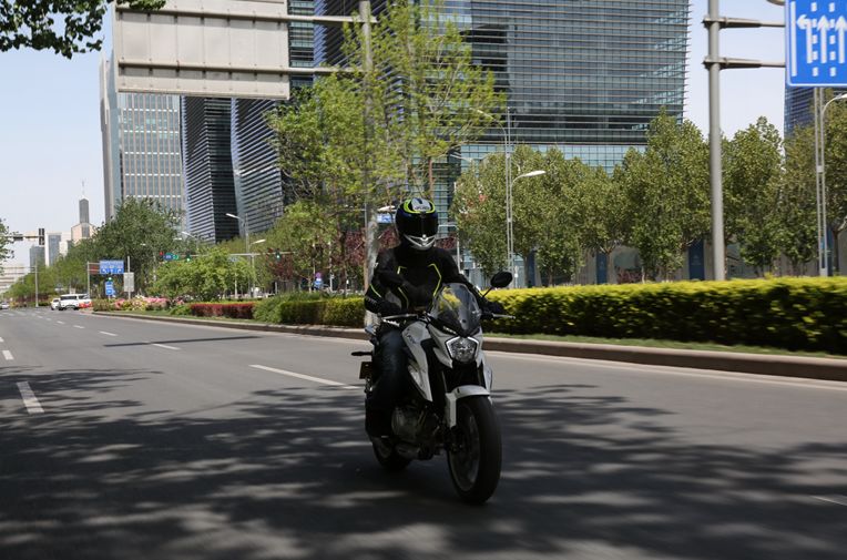 车评：24780元起，表现均衡易上手的双缸街车——KP350