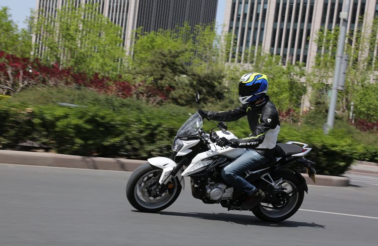 车评：24780元起，表现均衡易上手的双缸街车——KP350