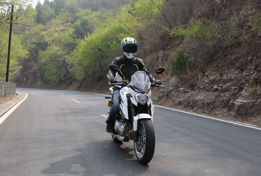 车评：24780元起，表现均衡易上手的双缸街车——KP350