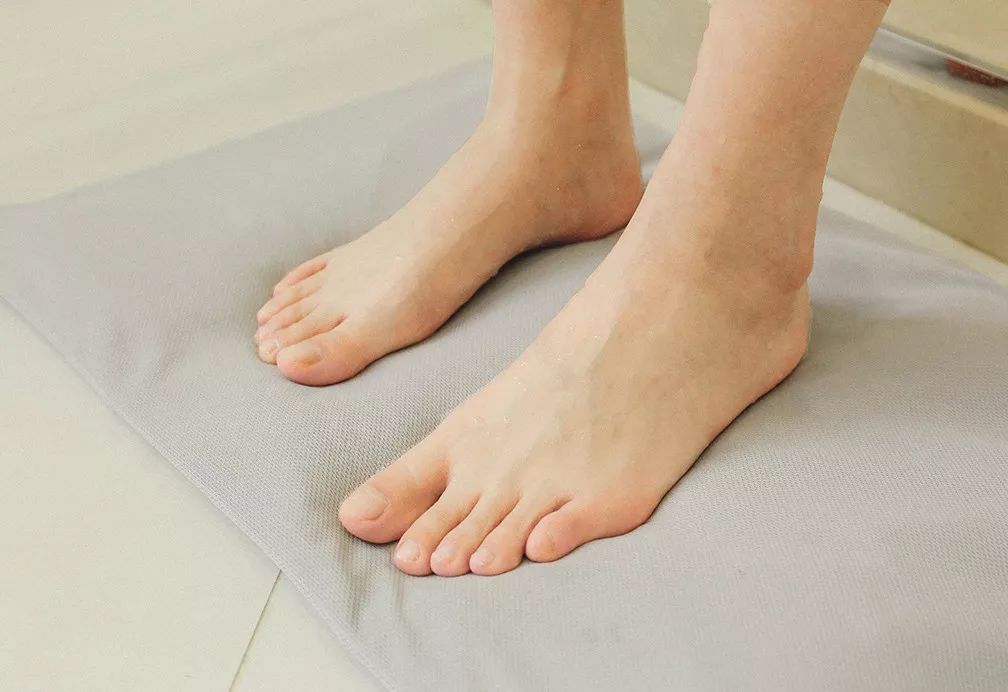 不怕水的浴室防滑地垫,吸水不粘毛地垫