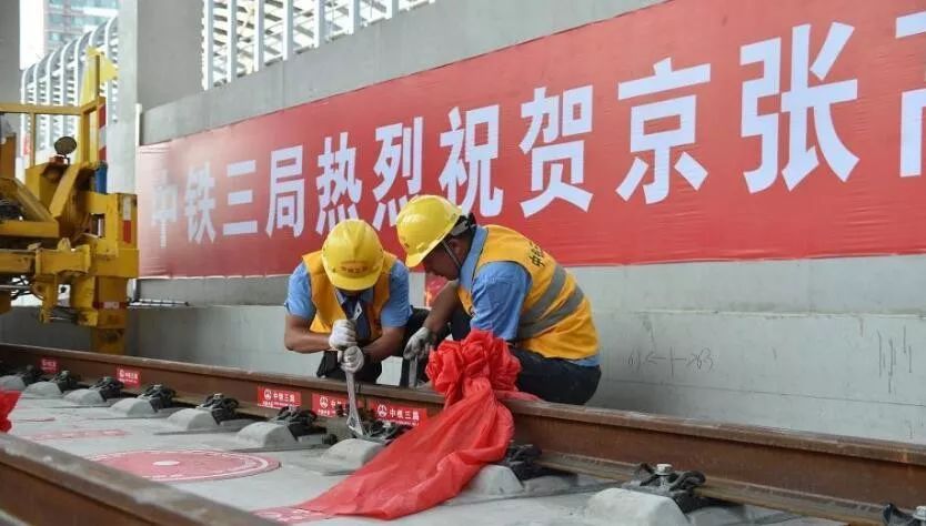 每天3分钟尽览天下事（河南3岁女童不慎掉入下水道被水冲走/郑州“小升初”民办初中和跨区今天开始报名）