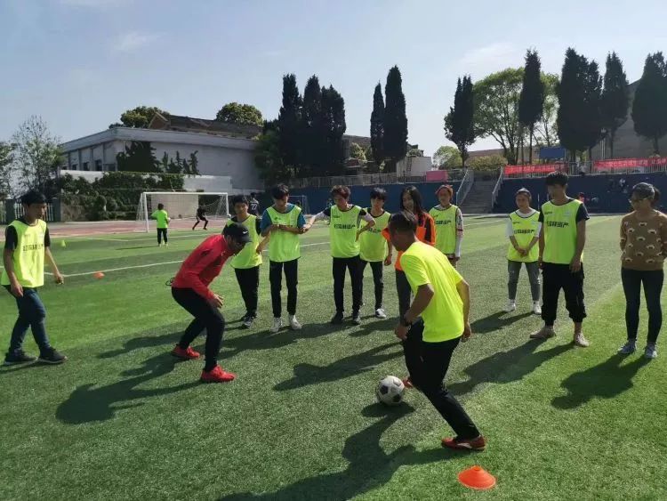 推荐丨长着外国脸就行？教你孩子踢球的“洋教练”可能是…