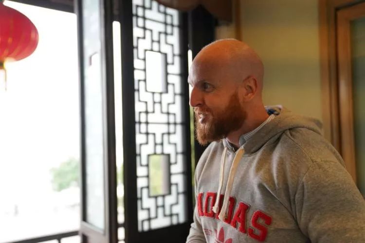 推荐丨长着外国脸就行？教你孩子踢球的“洋教练”可能是…