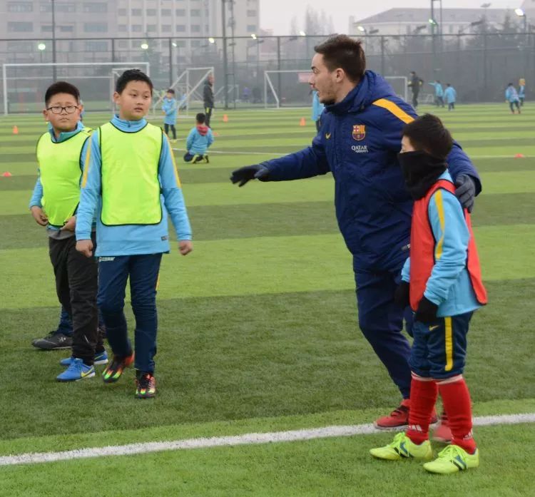 推荐丨长着外国脸就行？教你孩子踢球的“洋教练”可能是…