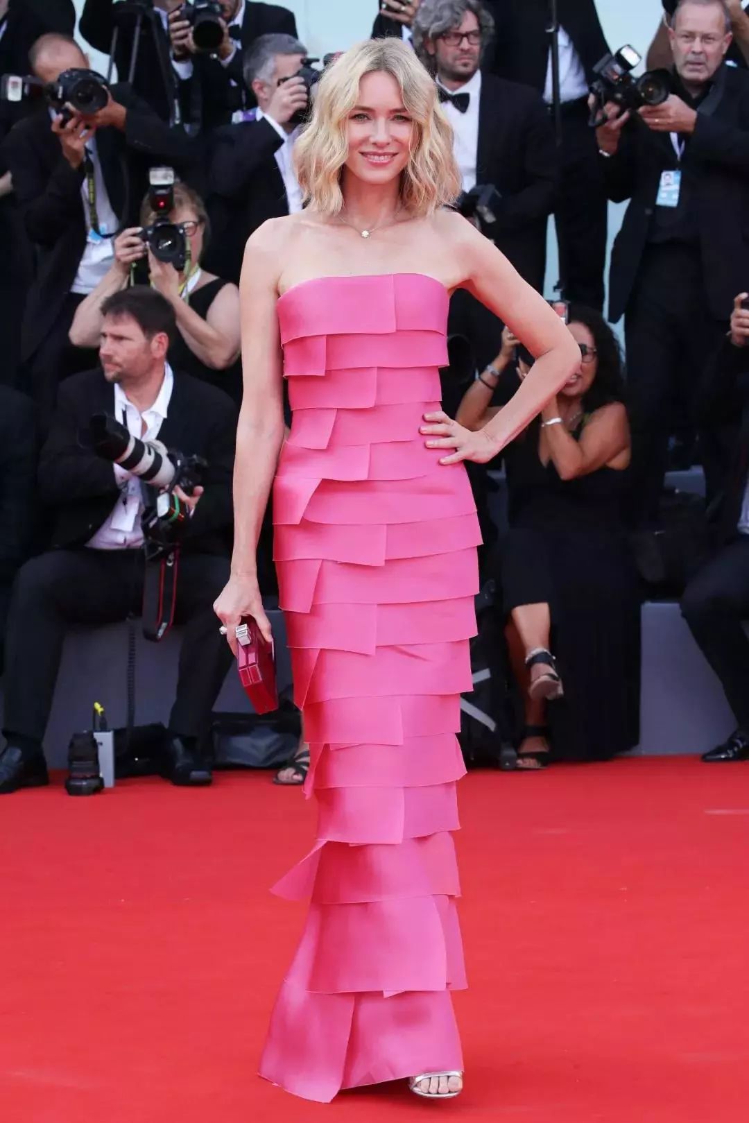 51岁“人间*物尤**”一夜爆红!看完她这张图,200w网友惊呼:我又恋爱了