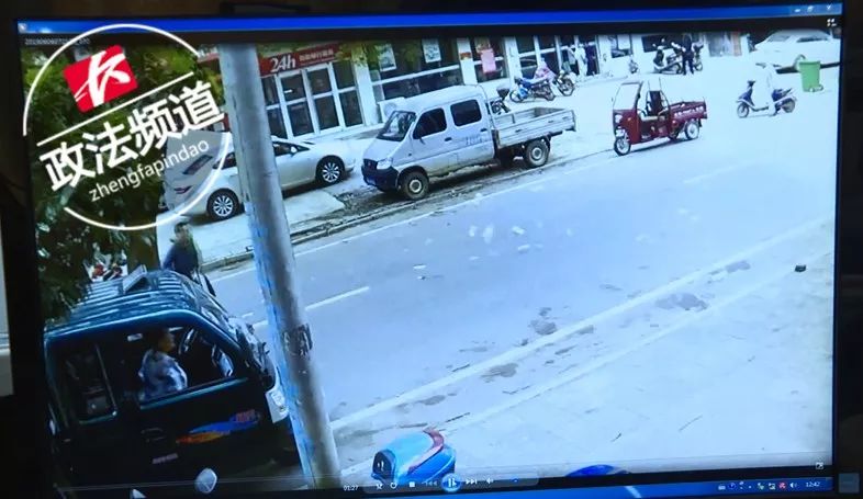 一阵风吹过钞票漫天飞,一阵风吹来钱撒一地一群人冲上来