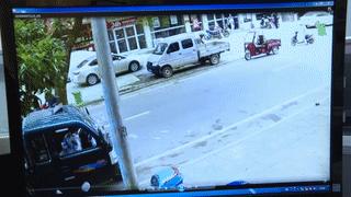 一阵风吹过钞票漫天飞,一阵风吹来钱撒一地一群人冲上来