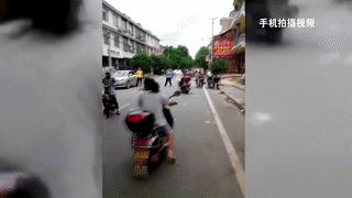 一阵风吹过钞票漫天飞,一阵风吹来钱撒一地一群人冲上来