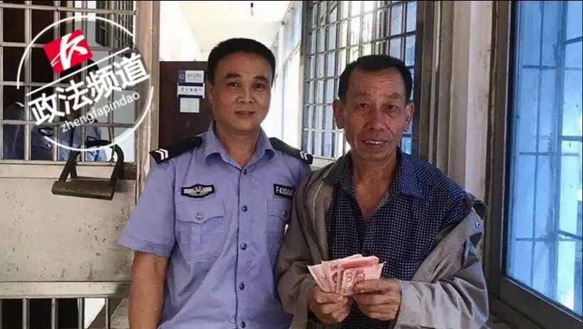 一阵风吹过钞票漫天飞,一阵风吹来钱撒一地一群人冲上来