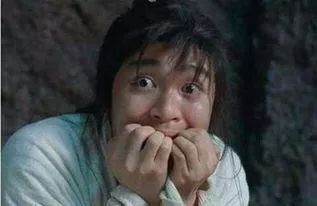 女子崩溃大哭举报男友藏毒,女子因家暴男友被捕当街痛哭