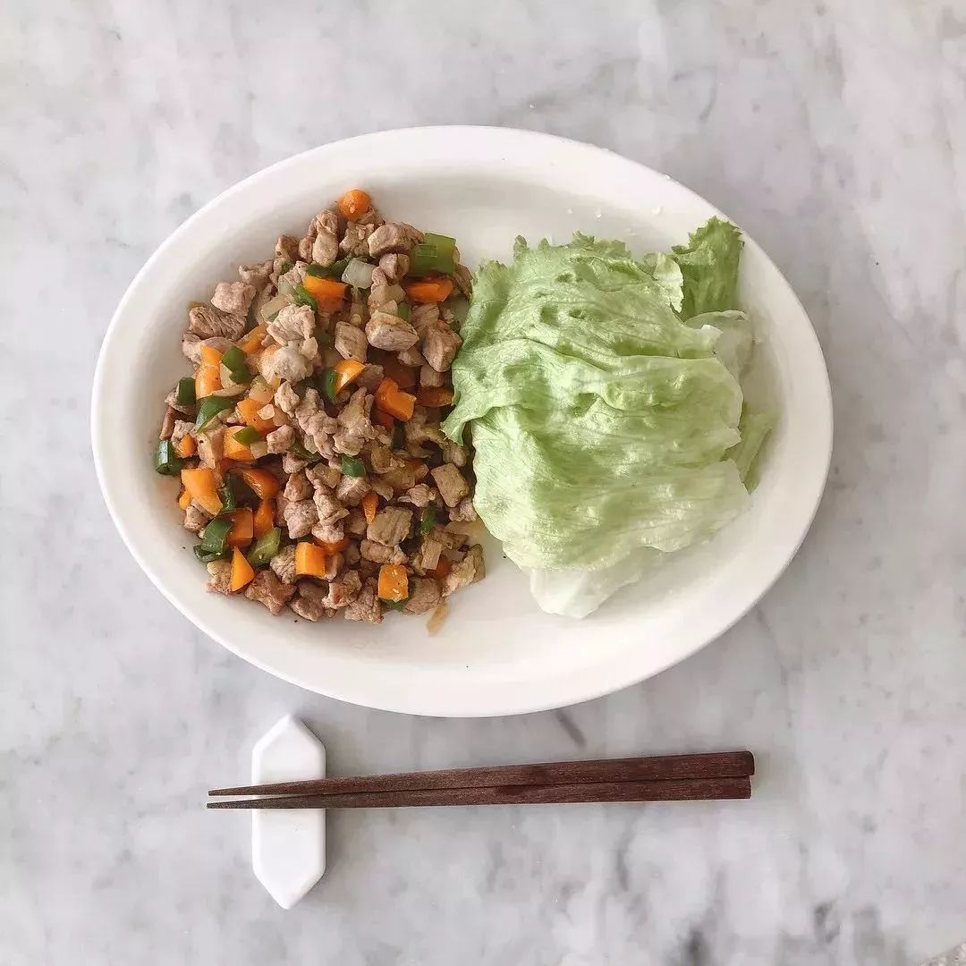 42岁翘臀“老阿姨”迷倒小16岁男友：年龄从来都不是借口