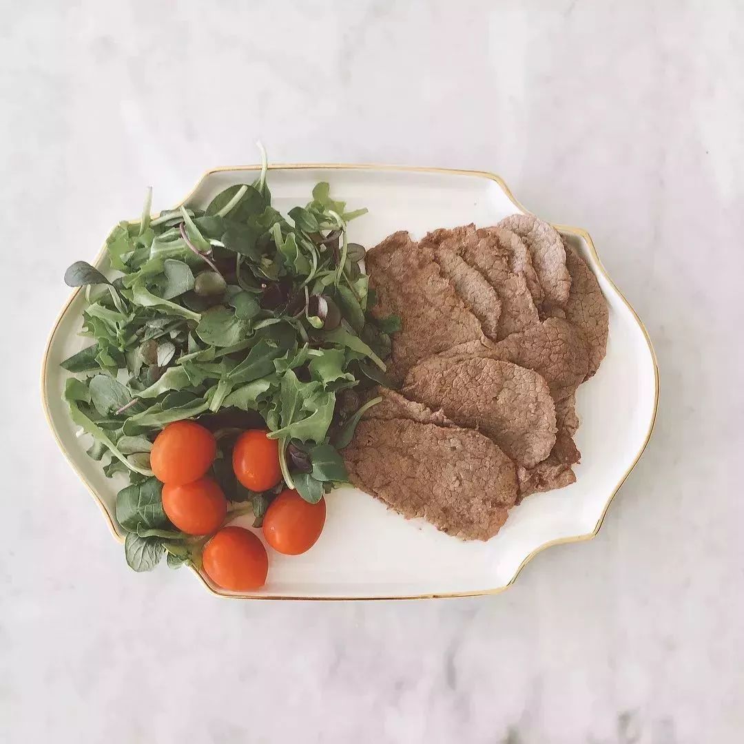 42岁翘臀“老阿姨”迷倒小16岁男友：年龄从来都不是借口