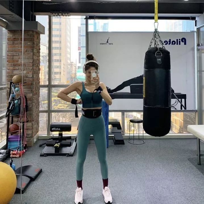 42岁翘臀“老阿姨”迷倒小16岁男友：年龄从来都不是借口