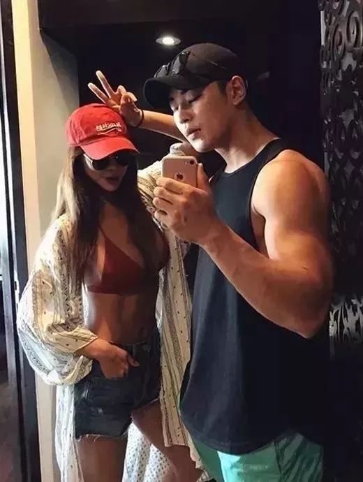 42岁翘臀“老阿姨”迷倒小16岁男友：年龄从来都不是借口