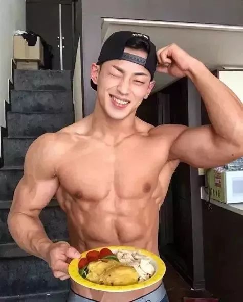 42岁翘臀“老阿姨”迷倒小16岁男友：年龄从来都不是借口