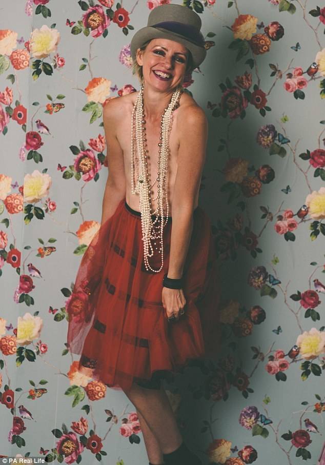 女子切除乳腺后勇敢拍“无胸”写真微笑面对