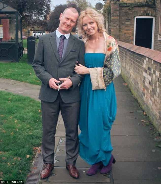 女子切除乳腺后勇敢拍“无胸”写真微笑面对