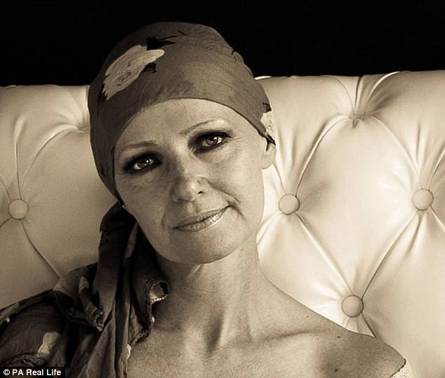 女子切除乳腺后勇敢拍“无胸”写真微笑面对