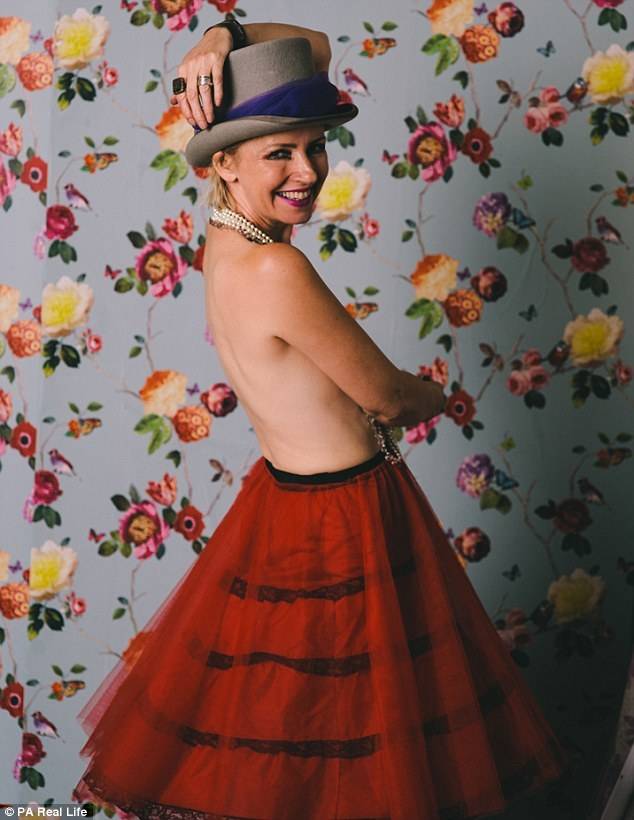 女子切除乳腺后勇敢拍“无胸”写真微笑面对