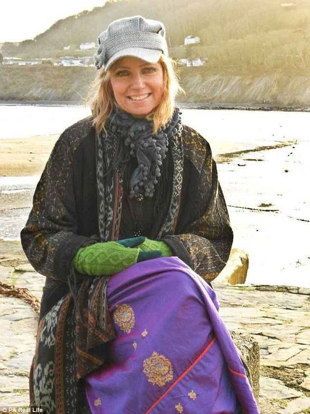 女子切除乳腺后勇敢拍“无胸”写真微笑面对