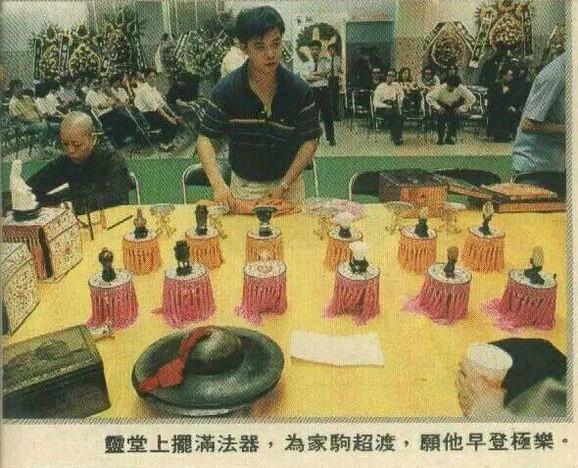 黄家驹入棺遗容吓人：黄家驹下葬时的真实场景