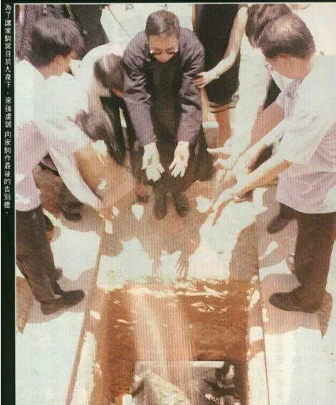 黄家驹入棺遗容吓人：黄家驹下葬时的真实场景