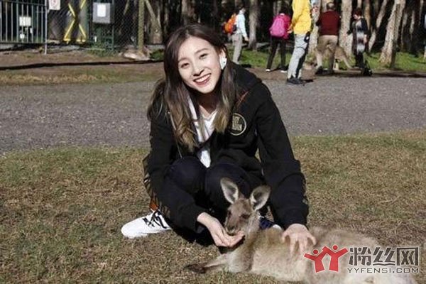 马凡舒*裤内**突然掉了泳裤掉下来了还能走完全程?