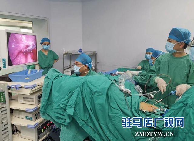 雨夜摔倒护士救人视频,路人晕倒医护雨天跪地救人