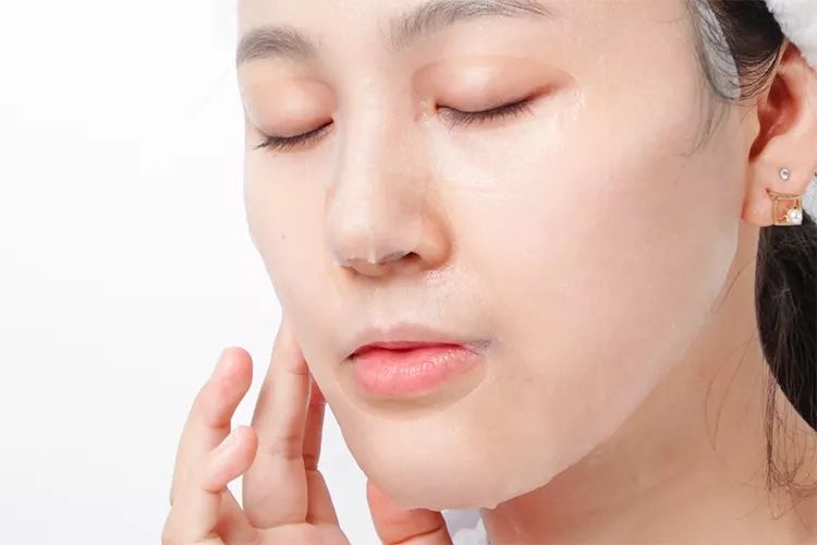 51岁“人间*物尤**”一夜爆红!看完她这张图,200w网友惊呼:我又恋爱了