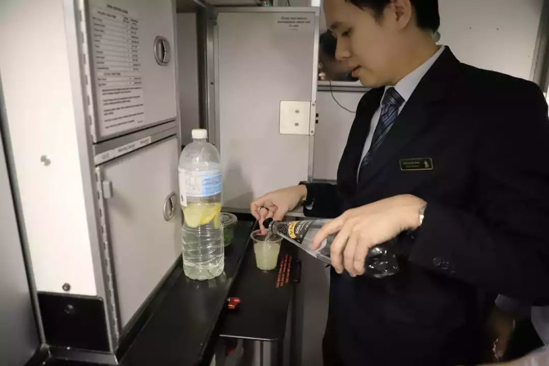 体验19个小时飞机,体验时间最长的航班