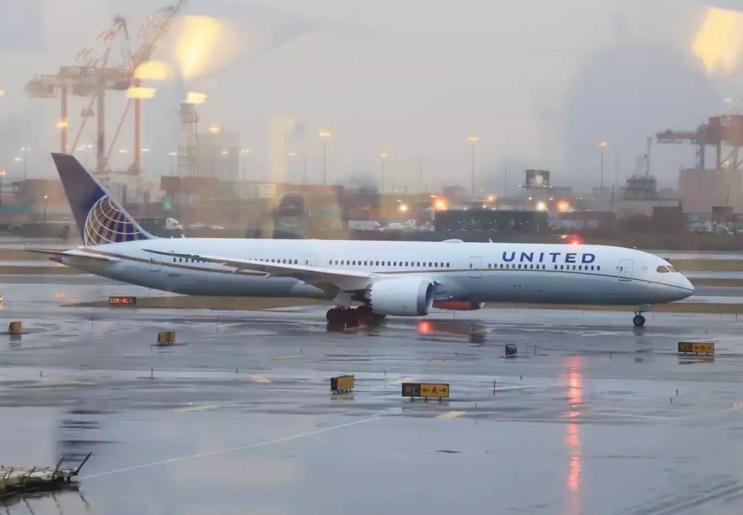 体验19个小时飞机,体验时间最长的航班