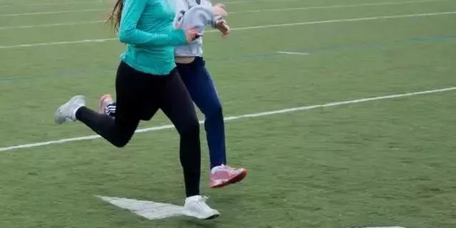 踢足球速度慢结合球的能力差,踢足球每天必练的4个动作