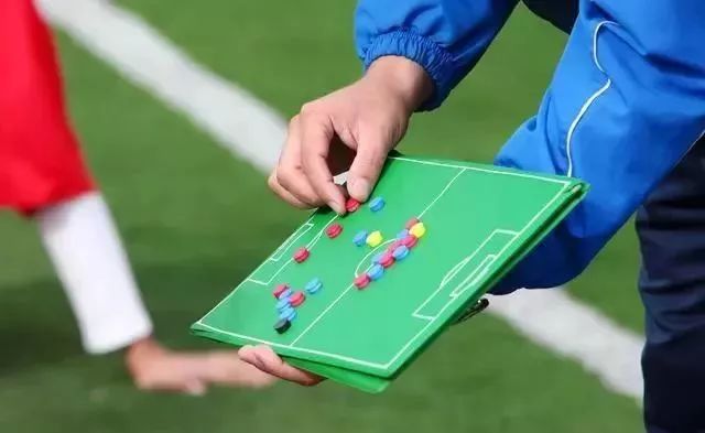 踢足球速度慢结合球的能力差,踢足球每天必练的4个动作