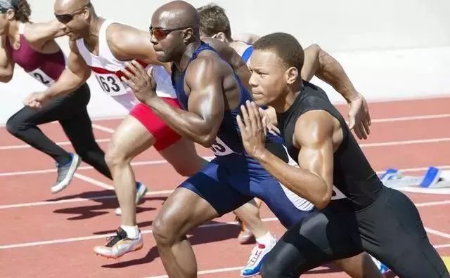 踢足球速度慢结合球的能力差,踢足球每天必练的4个动作