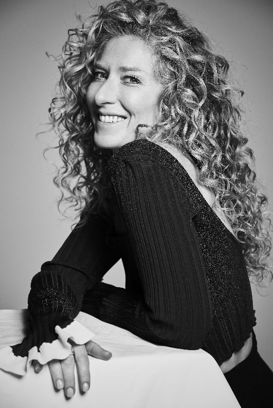 她是好莱坞名人最渴望合作设计师，英国女王为她颁奖，她的作品为啥会有如此大的魅力？