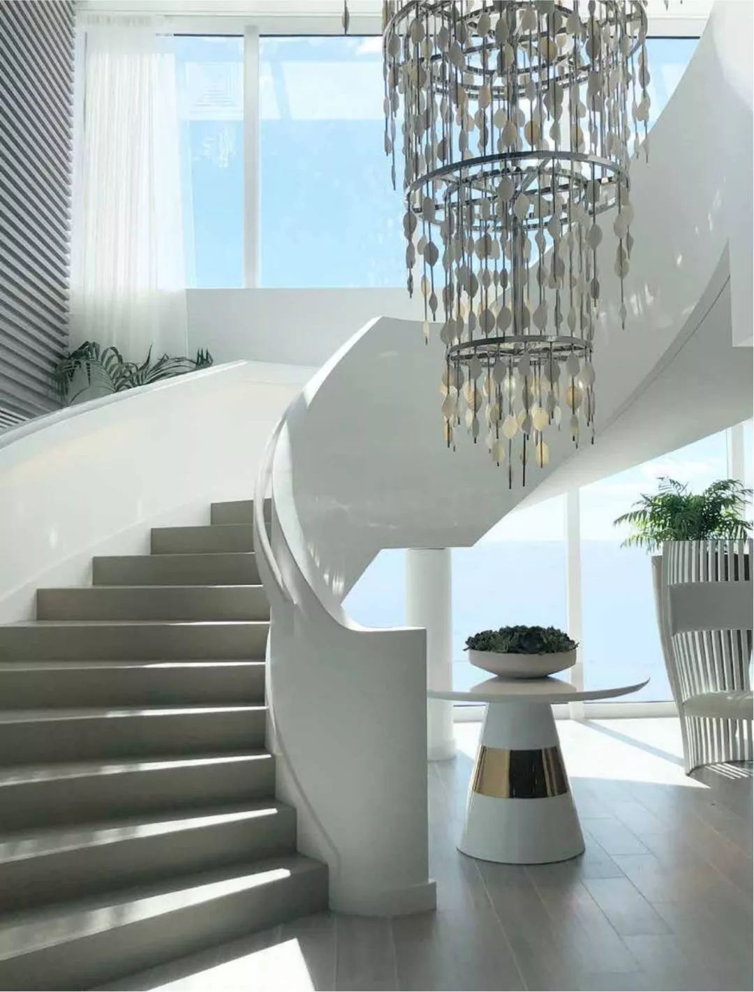 她是好莱坞名人最渴望合作设计师，英国女王为她颁奖，她的作品为啥会有如此大的魅力？