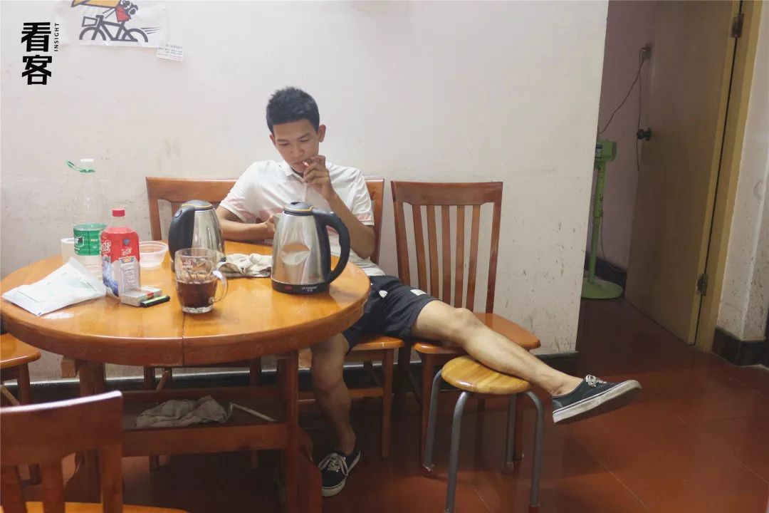 跑腿小哥三年102万,跑腿小哥日常生活