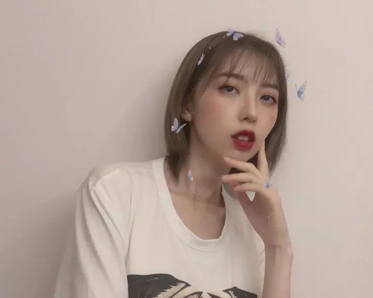 为什么我女朋友的照片头上都是蝴蝶？