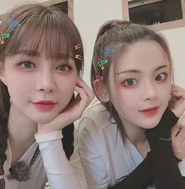 为什么我女朋友的照片头上都是蝴蝶？